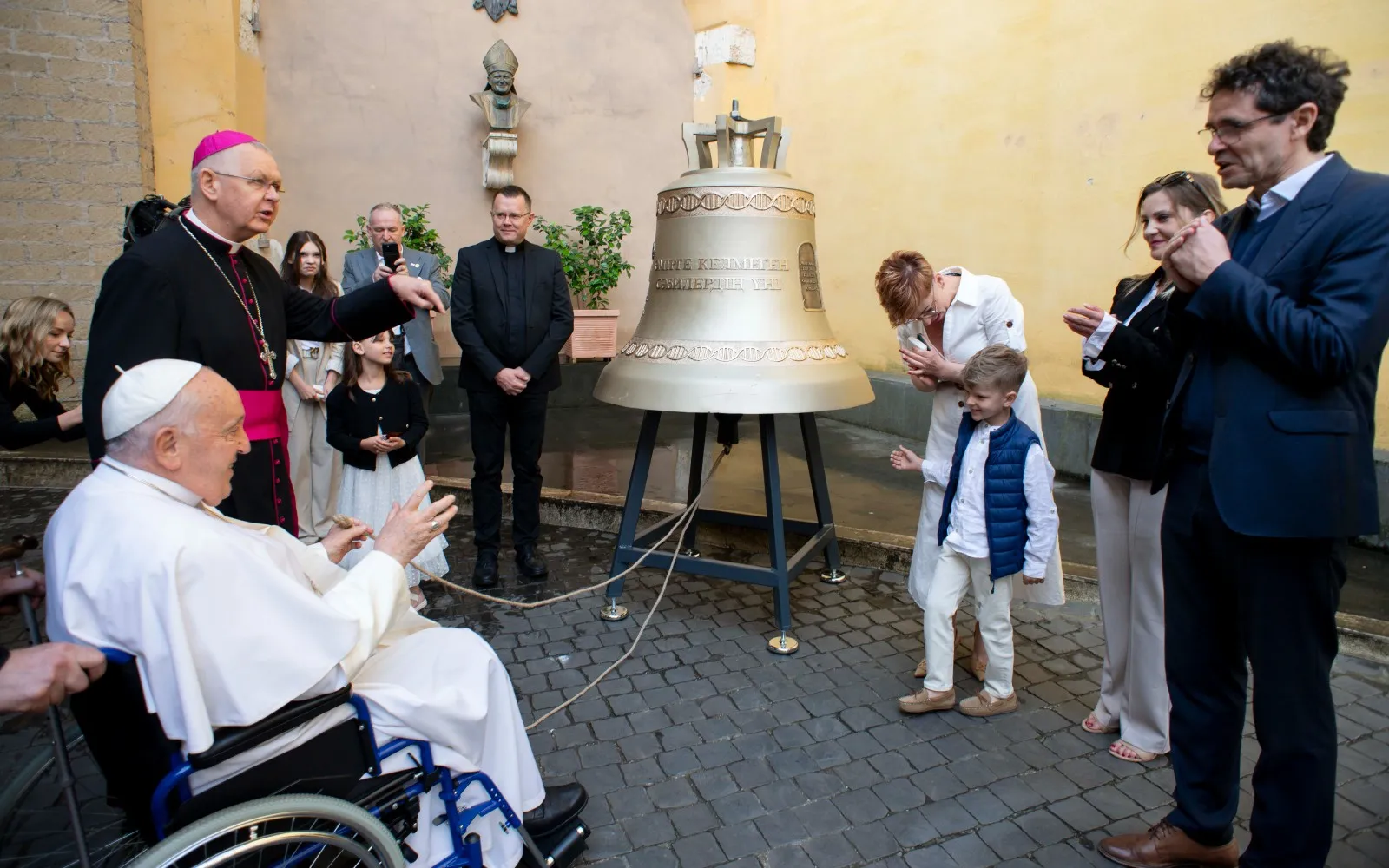 El Papa Francisco bendice la campana de los no nacidos?w=200&h=150