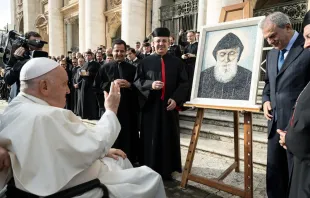 El Papa Francisco bendice el mosaico de San Chárbel tras la Audiencia General del 15 de noviembre 2023 Crédito: Vatican Media