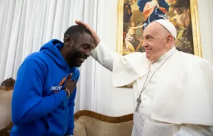 El Papa Francisco bendice a "Pato" en el Vaticano Crédito: Vatican Media