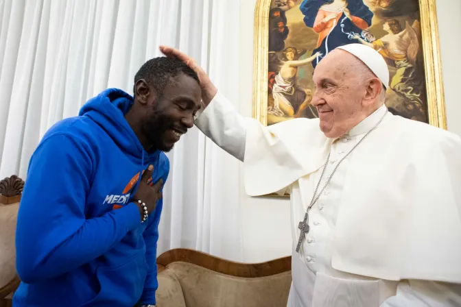El Papa Francisco bendice a "Pato" en el Vaticano