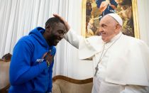 El Papa Francisco bendice a "Pato" en el Vaticano
