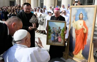 El Papa Francisco bendice las reliquias de la familia Ulma este 13 de septiembre. Crédito: Vatican Media