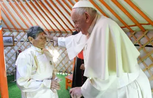 El Papa se reúne con la señora Tsetsege en una yurta Vatican Media