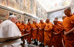 El Papa Francisco recibe en audiencia a monjes budistas este 27 de mayo Crédito: Vatican Media