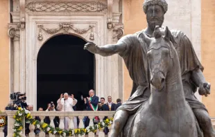 El Papa Francisco saludad a los romanos reunidos en la plaza del Campidoglio este 10 de junio Crédito: Daniel Ibáñez/ EWTN News