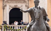 El Papa Francisco saludad a los romanos reunidos en la plaza del Campidoglio este 10 de junio