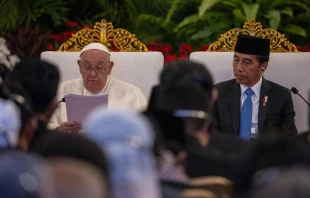 El Papa Francisco, junto al presidente de Indonesia, Joko Widodo, a su llegada a Yakarta. Crédito: Daniel Ibáñez / EWTN News.