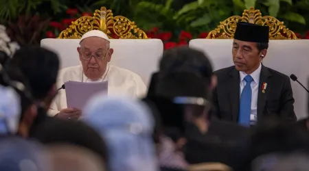 El Papa Francisco, junto al presidente de Indonesia, Joko Widodo, a su llegada a Yakarta.