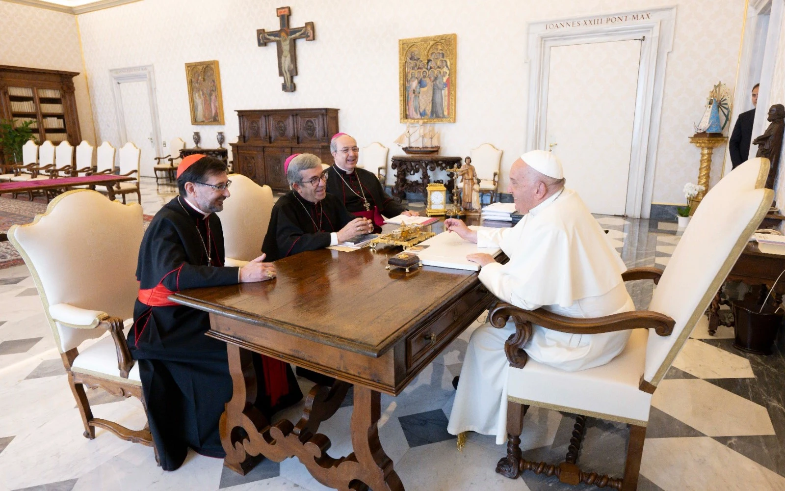 El Papa Francisco recibe al Cardenal José (i) vicepresidente de la CEE, el Arzobispo de Valladolid y presidente de la CEE, Mons. Luis Argüello (c) y al secretario general de la CEE, el Obispo Auxiliar de Toledo, Mons. César García Magán.?w=200&h=150