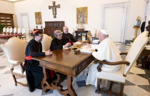 El Papa Francisco recibe al Cardenal José (i) vicepresidente de la CEE, el Arzobispo de Valladolid y presidente de la CEE, Mons. Luis Argüello (c) y al secretario general de la CEE, el Obispo Auxiliar de Toledo, Mons. César García Magán. Crédito: Vatican Media.