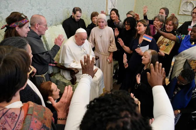 El Papa Francisco junto a la delegación de las Centinelas de la Sagrado Familia