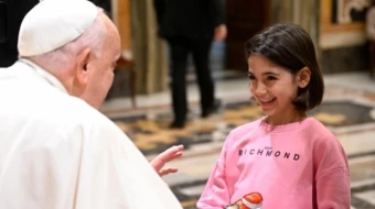 El Papa recibe a un grupo de niños de la Unión italiana de personas ciegas y con baja visión.