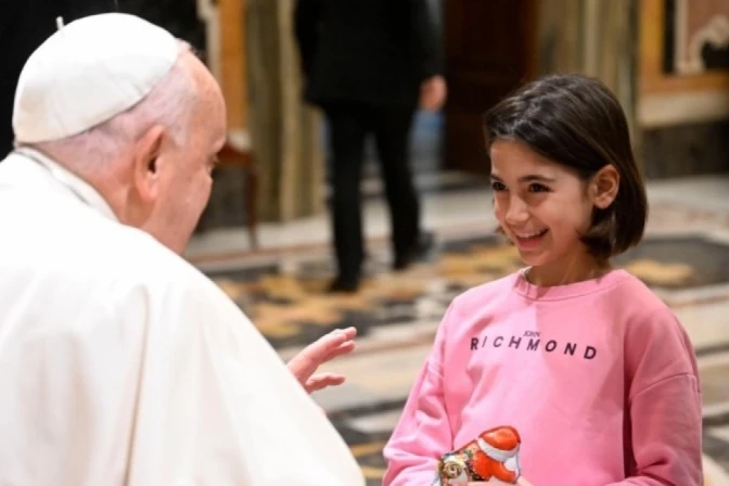 El Papa recibe a un grupo de niños de la Unión italiana de personas ciegas y con baja visión.