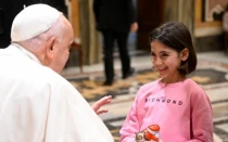 El Papa recibe a un grupo de niños de la Unión italiana de personas ciegas y con baja visión.