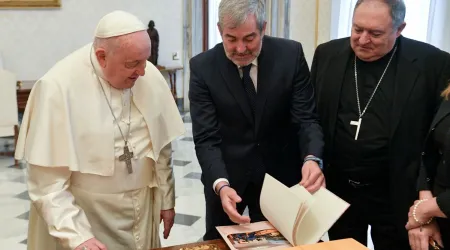 El Papa Francisco, junto al presidente del Gobierno regional de Canarias, Pedro Clavijo y el Obispo de Canarias, Mons. José Mazuelos.