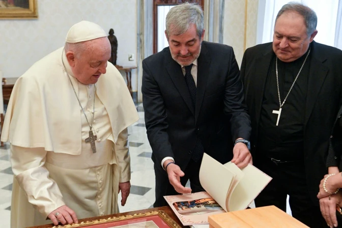 El Papa Francisco, junto al presidente del Gobierno regional de Canarias, Pedro Clavijo y el Obispo de Canarias, Mons. José Mazuelos.