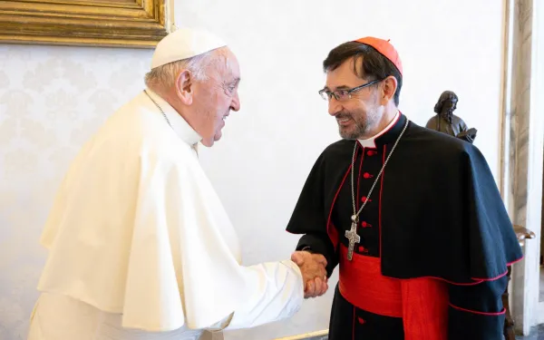 El Cardenal José Cobo, Arzobispo de Madrid, saluda al Papa Francisco. Crédito: VaticanMedia