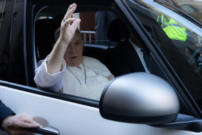 Imagen referencial del Papa Francisco en auto
