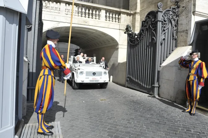 Imagen referencial del Papa Francisco a la salida del Vaticano