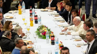 El Papa Francisco almuerza con personas desfavorecidas en 2019