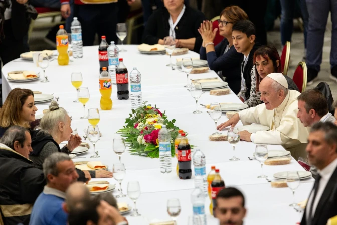 El Papa Francisco almuerza con personas desfavorecidas en 2019