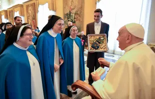 Imagen del Papa Francisco con miembros de la Pontificia Academia Mariana Internacional Crédito: Vatican Media