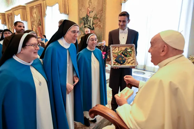 Imagen del Papa Francisco con miembros de la Pontificia Academia Mariana Internacional