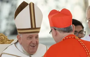 El Papa Francisco tras imponer el birrete y el anillo al Cardenal Pierbattista Pizzabala. Crédito: Daniel Ibáñez / ACI Prensa