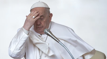 El Papa Francisco hace la señal de la Cruz.