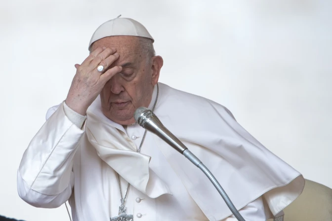 El Papa Francisco hace la señal de la Cruz.