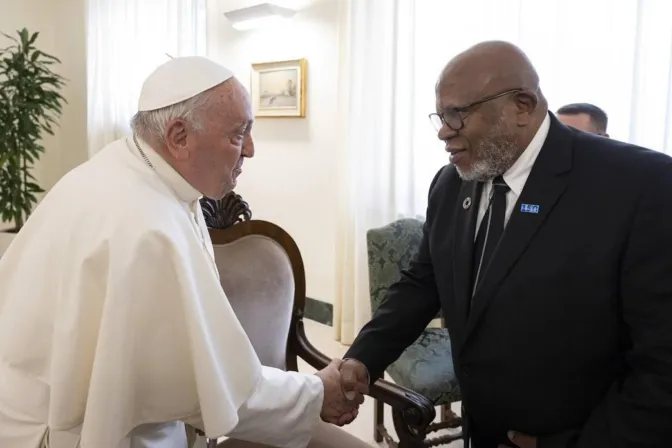 El Papa Francisco recibe a Dennis Francis en el Vaticano