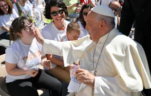Imagen referencial del Papa Francisco y una joven durante la Audiencia General Crédito: Vatican Media