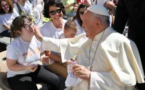 Imagen referencial del Papa Francisco y una joven durante la Audiencia General