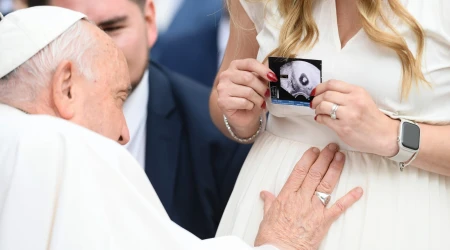 Imagen referencial del Papa Francisco bendiciendo el bebé de una mujer embarazada