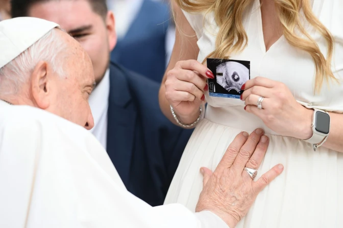 Imagen referencial del Papa Francisco bendiciendo el bebé de una mujer embarazada