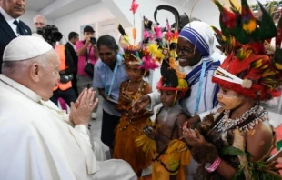 El Papa Francisco, en la Escuela Secundaria Técnica de Cáritas de Port Moresby en Papúa Nueva Guinea. Crédito: Vatican Media.