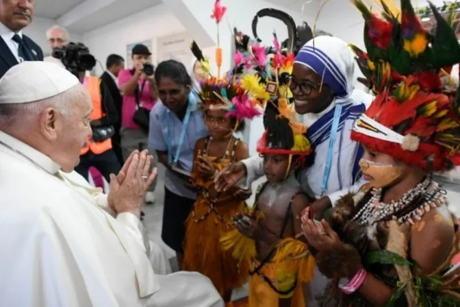 El Papa Francisco, en la Escuela Secundaria Técnica de Cáritas de Port Moresby en Papúa Nueva Guinea.