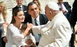 El Papa Francisco saluda a una familia luego de presidir una de sus audiencias generales.