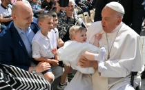 El Papa Francisco saluda a una familia tras la Audiencia General