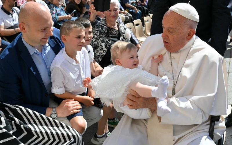 El Papa Francisco apoya a las familias numerosas del Vaticano con ayudas de 300 euros