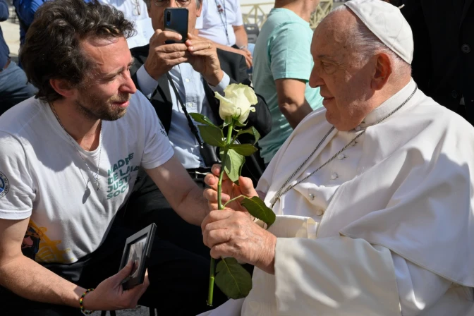 Imagen referencial de un encuentro entre el Papa y un joven tras la Audiencia General