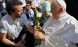 Imagen referencial de un encuentro entre el Papa y un joven tras la Audiencia General