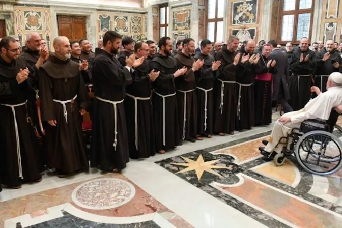 El Papa Francisco recibe a grupo de franciscanos este viernes 5 de abril en el Vaticano