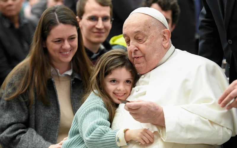 El Papa Francisco se mantiene estable y sigue con la terapia prescrita