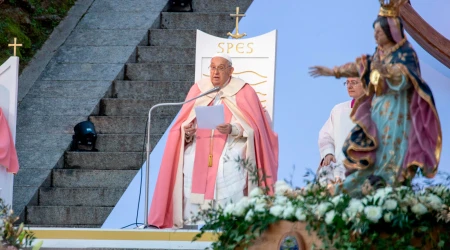 El Papa Francisco durante la Misa que celebró en Ajaccio (Francia).