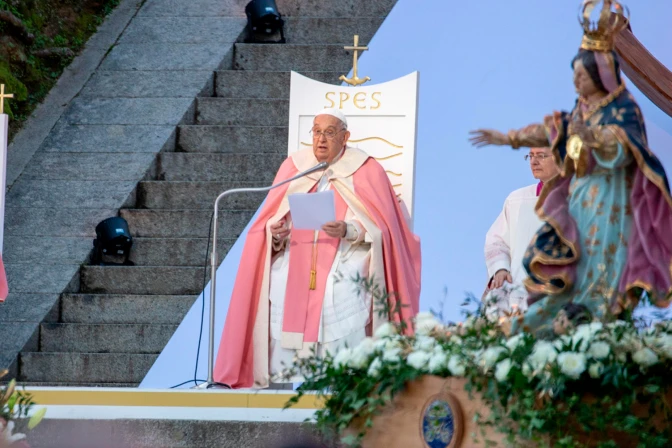 El Papa Francisco durante la Misa que celebró en Ajaccio (Francia).