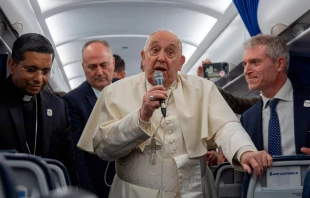 El Papa Francisco conversa con los periodistas en el vuelo que lo llevó de Ajaccio a Roma. Crédito: Daniel Ibáñez / EWTN News.