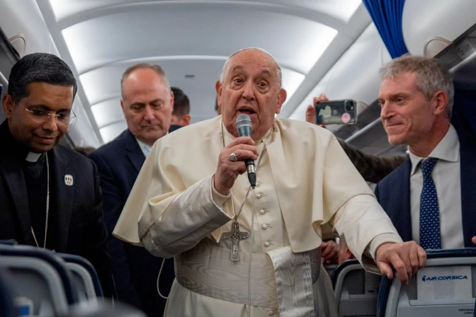 El Papa Francisco conversa con los periodistas en el vuelo que lo llevó de Ajaccio a Roma.