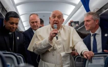 El Papa Francisco conversa con los periodistas en el vuelo que lo llevó de Ajaccio a Roma.