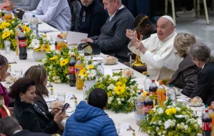 El Papa Francisco en el almuerzo en el Vaticano por la Jornada Mundial de los Pobres. Crédito: Daniel Ibáñez / ACI Prensa